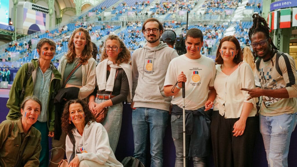 Photo d'un groupe de personnes dans un stade face aux gradins