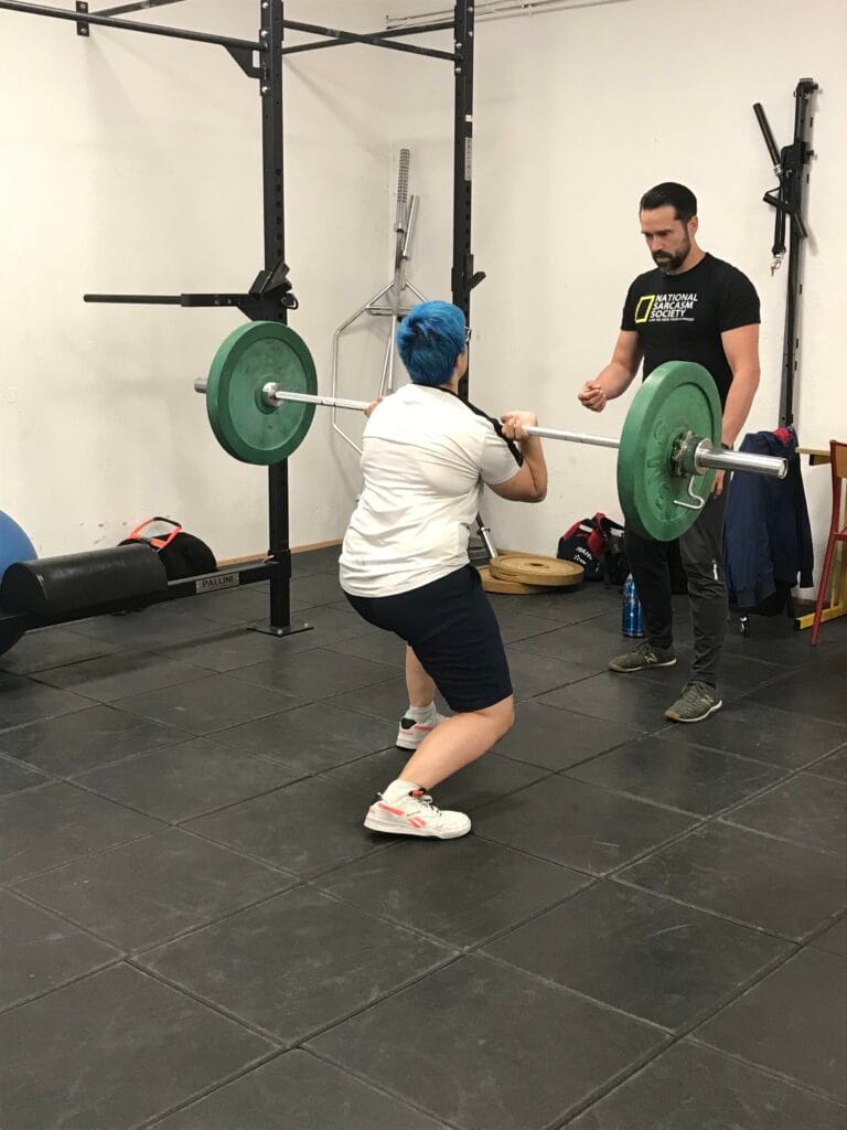 Photo d'une athlète paralympique soulevant une haltère