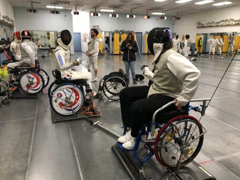 Photo d'un entraînement de para escrime en fauteuil roulant